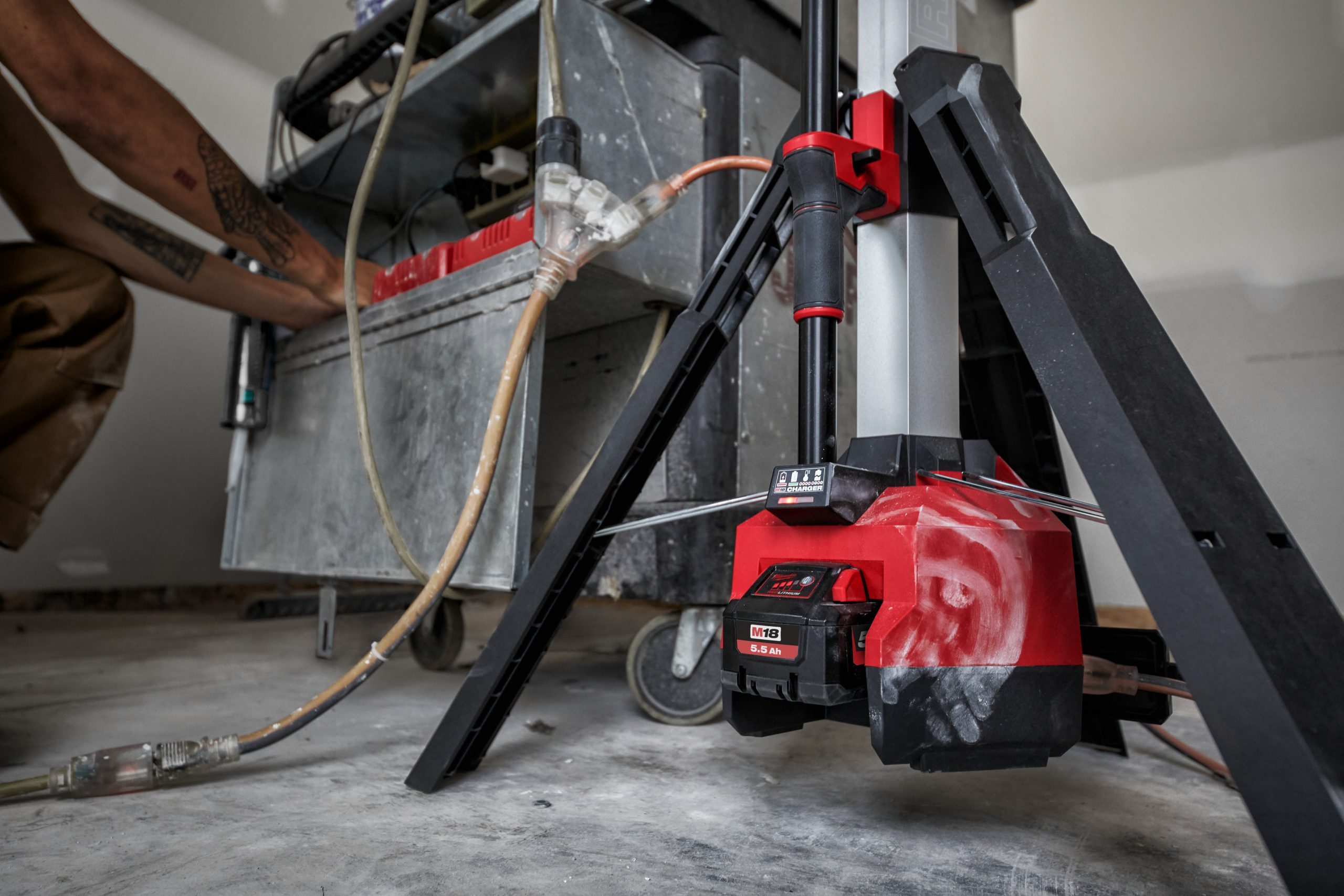 Milwaukee M18 HOSALC-0 - Foco de pé híbrido LED M18 TrueView - 4933478116