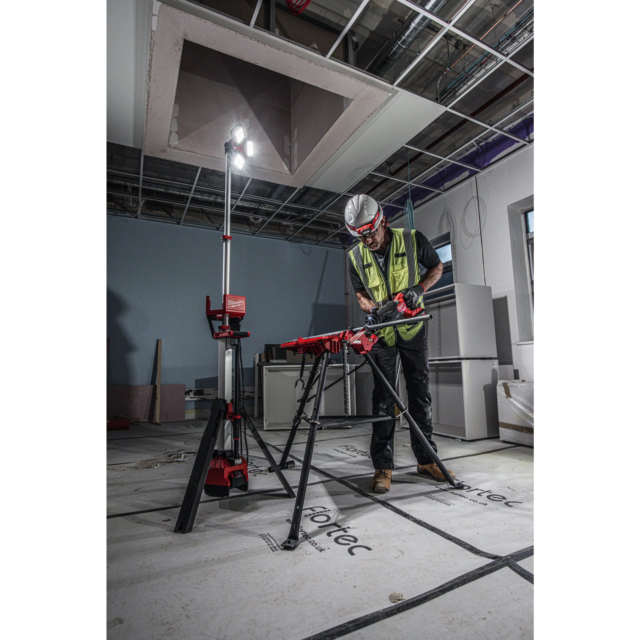 Milwaukee M18 HOSALC-0 - Foco de pé híbrido LED M18 TrueView - 4933478116