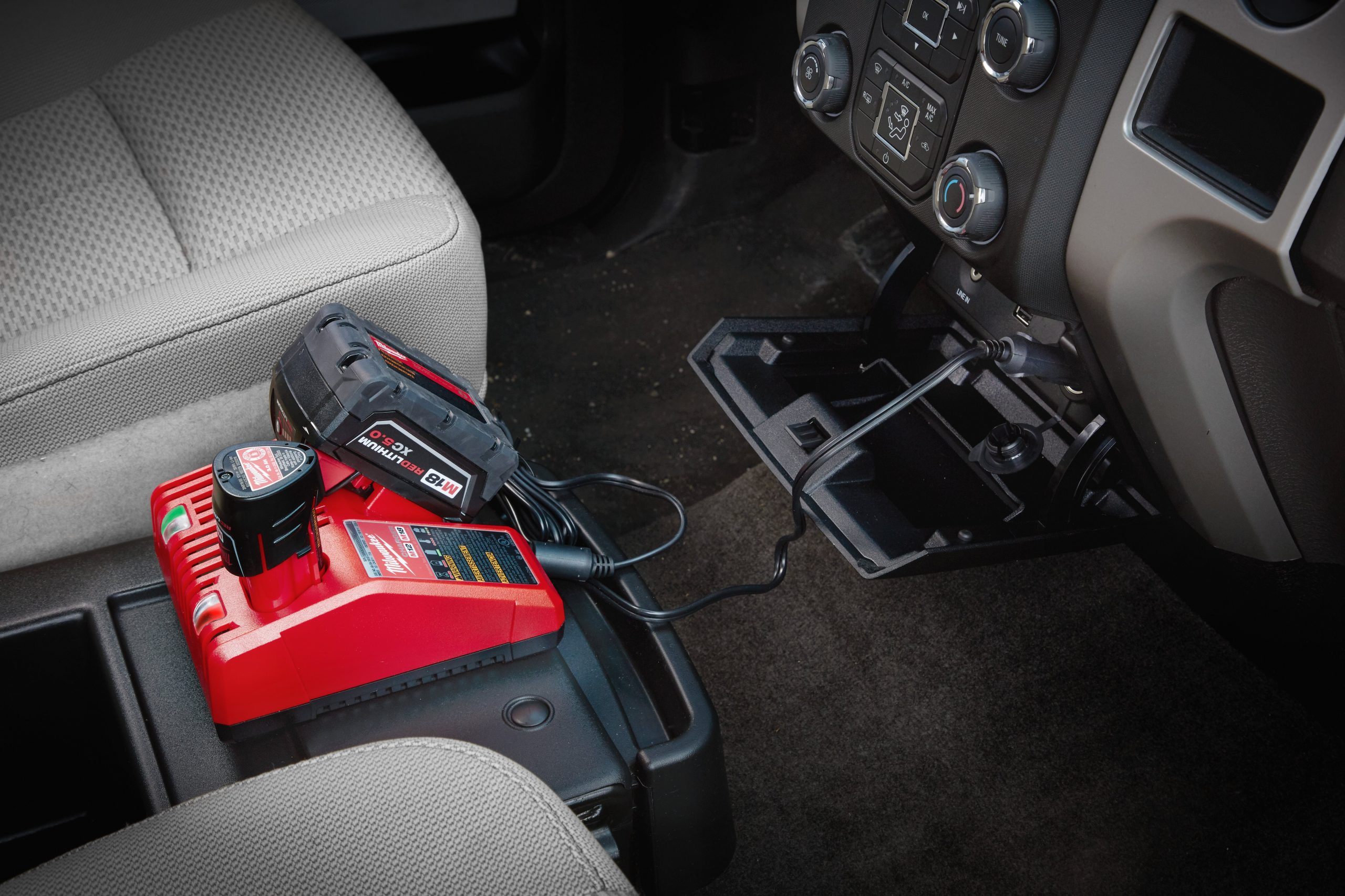 Milwaukee M12-18 AC - Carregador multi-voltagem M12/M18 - 4932459205