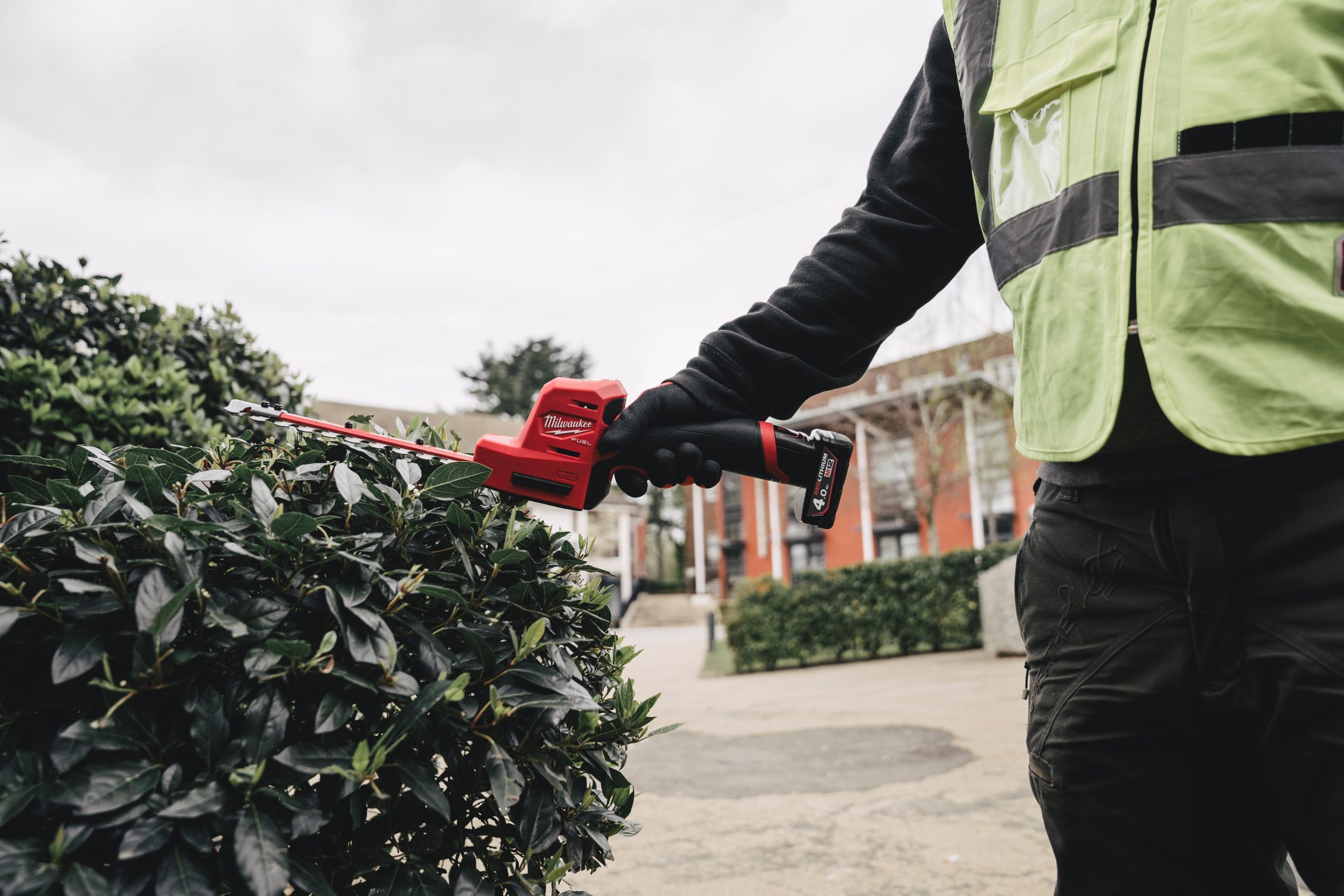 Milwaukee M12 FHT20 - Corta-sebes M12 FUEL com lâmina de 20 cm
