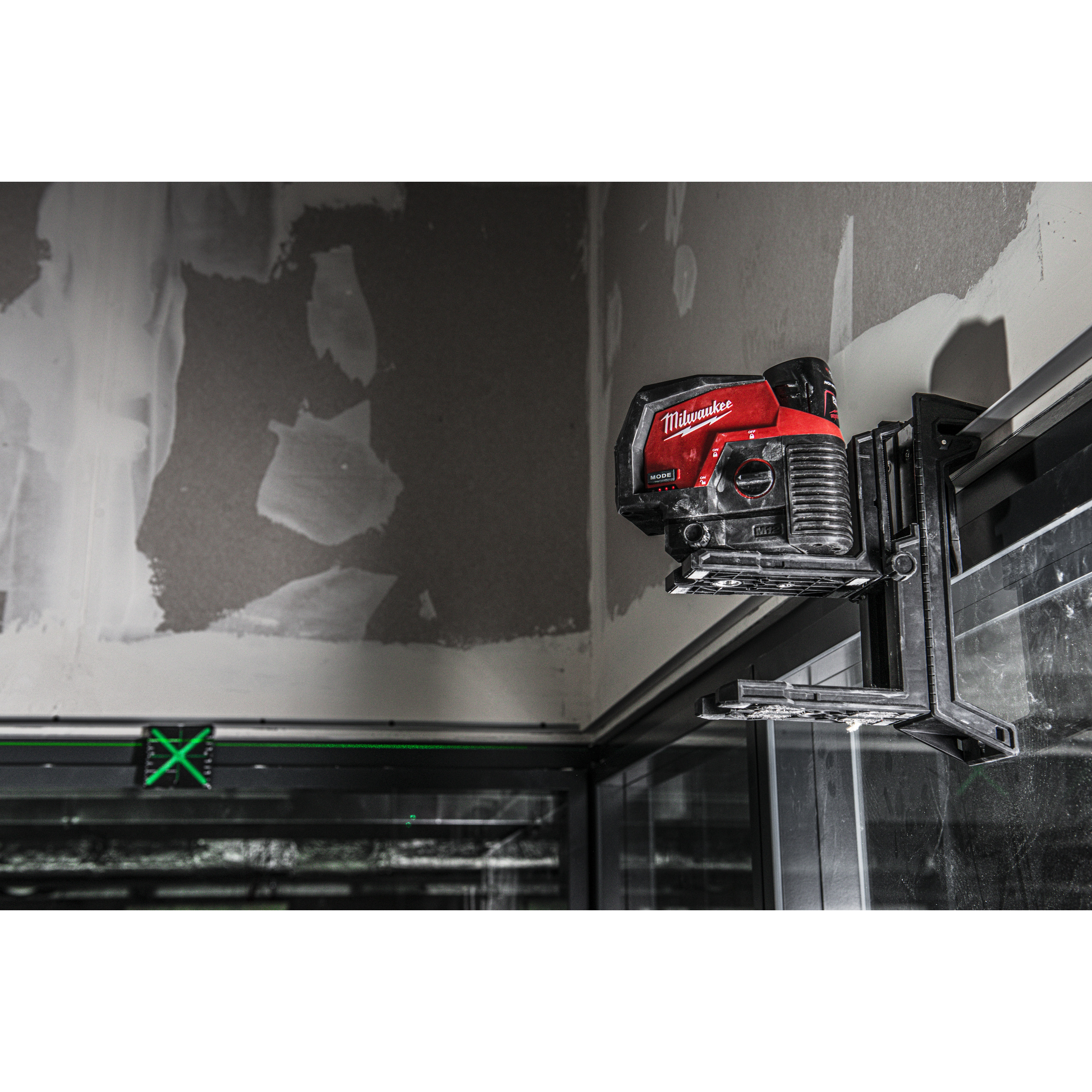 Milwaukee M12 CLLP - Nível laser de 2 linhas e prumada M12